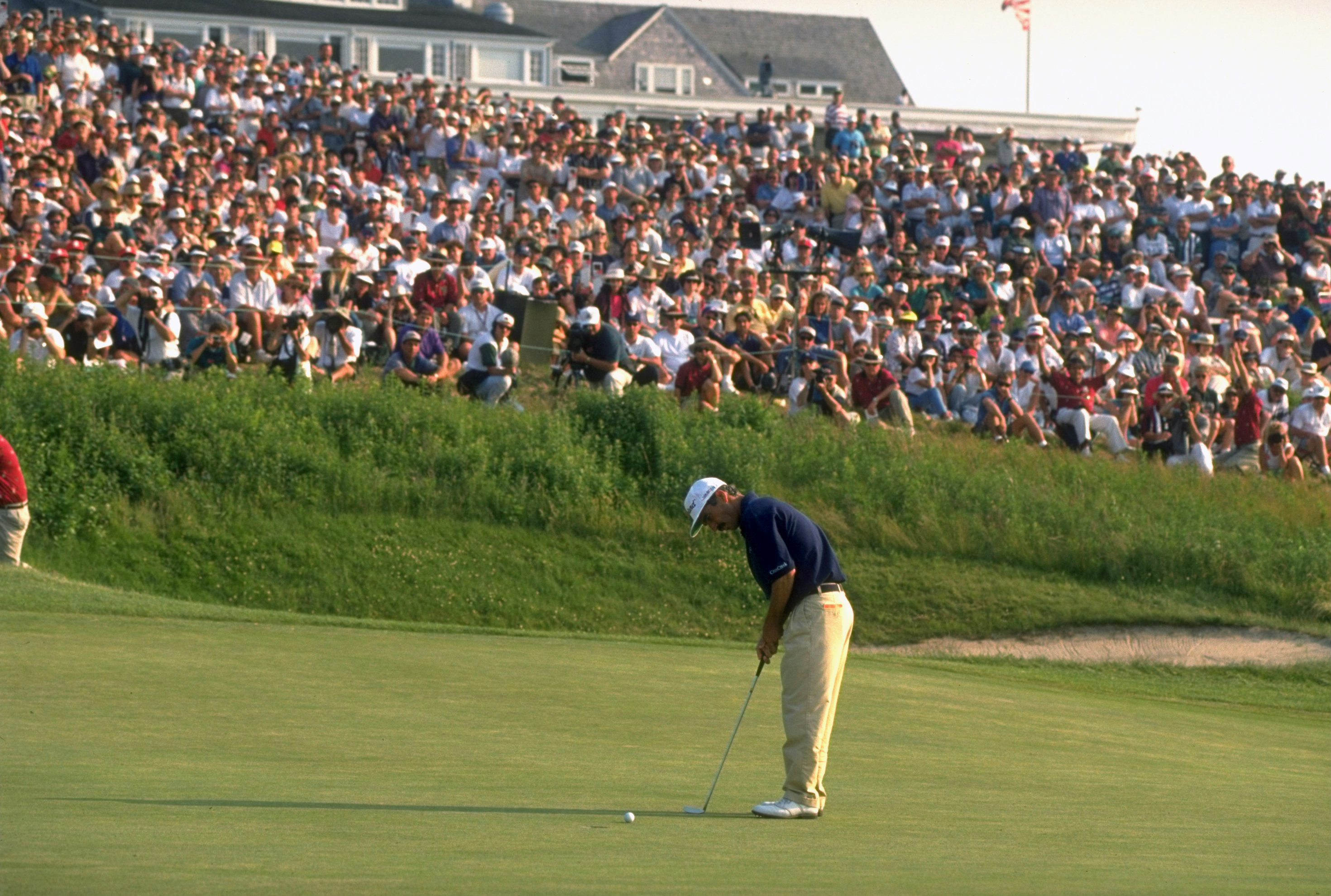 Corey Pavin putting at the US Open in 1995