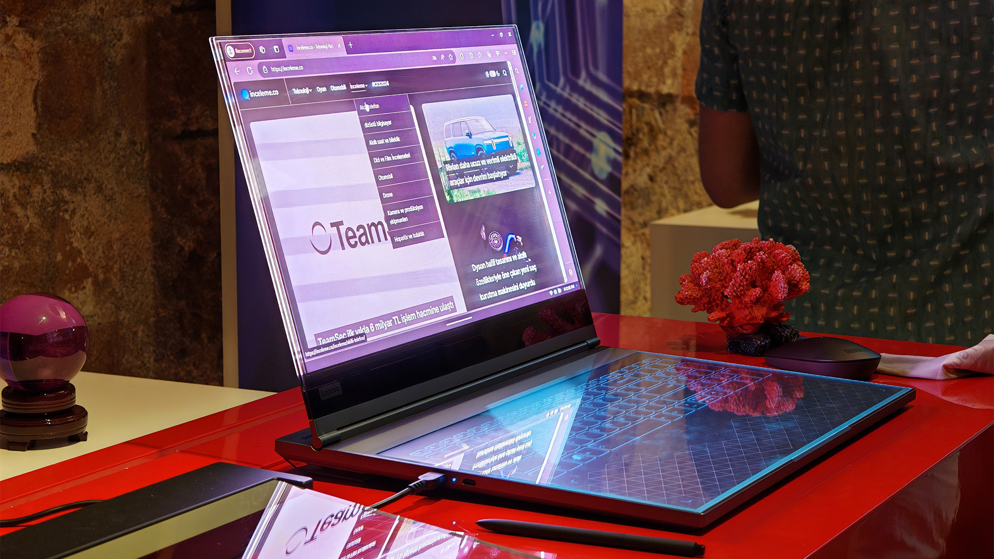 Experiência prática com um laptop Lenovo com tela transparente no MWC 2024