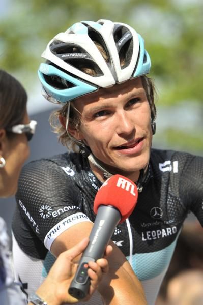 Linus Gerdemann (Leopard Trek) speaks to the media.