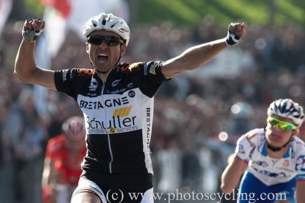 Renaud Dion (Bretagne - Schuller) won from a seven-man break.