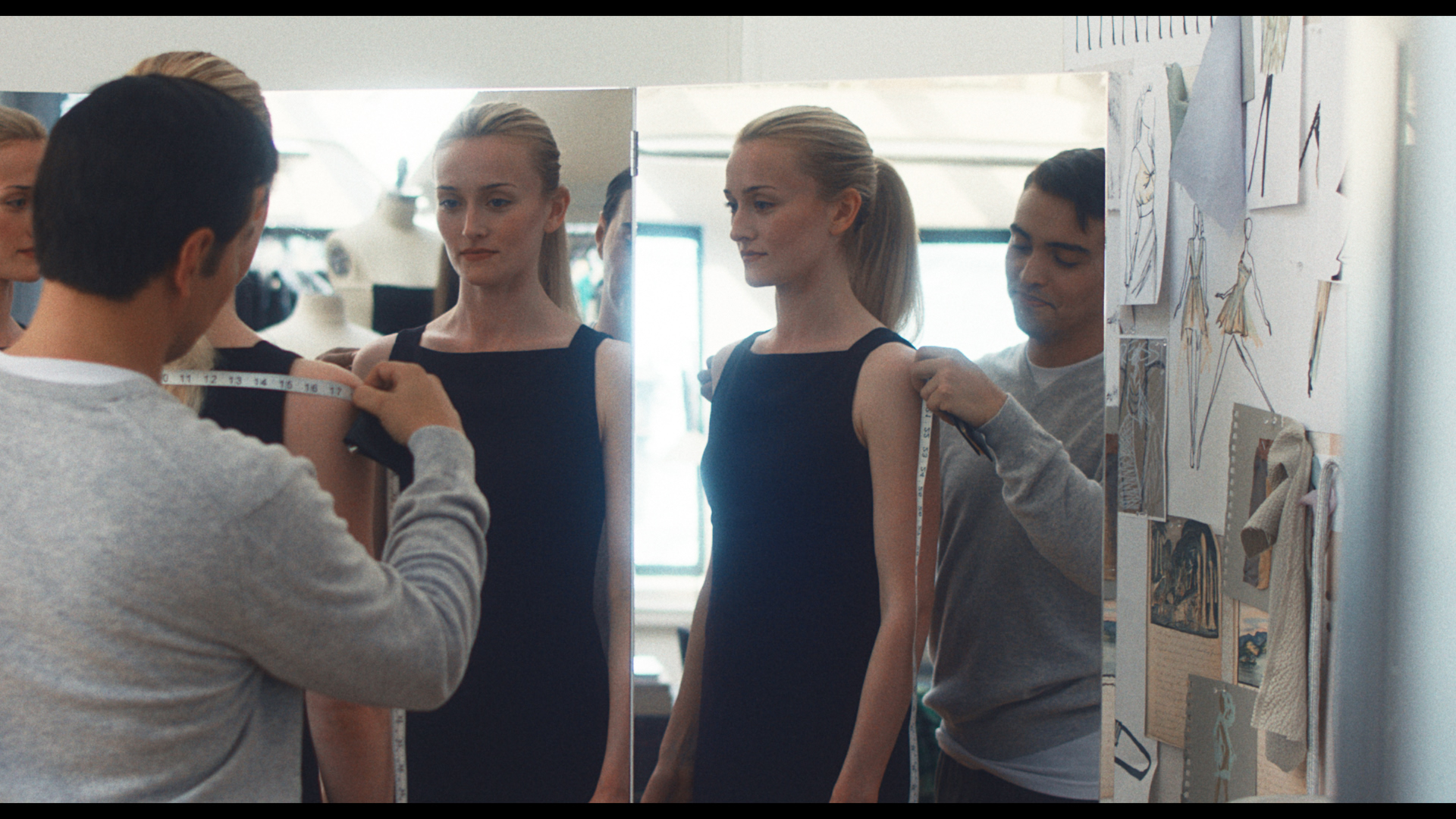 sarah pidgeon as carolyn bessette kennedy wearing a square neck black dress