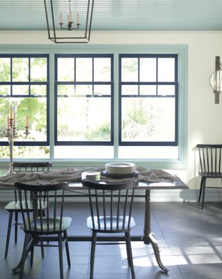 A light kitchen with contrasting trim painted blue