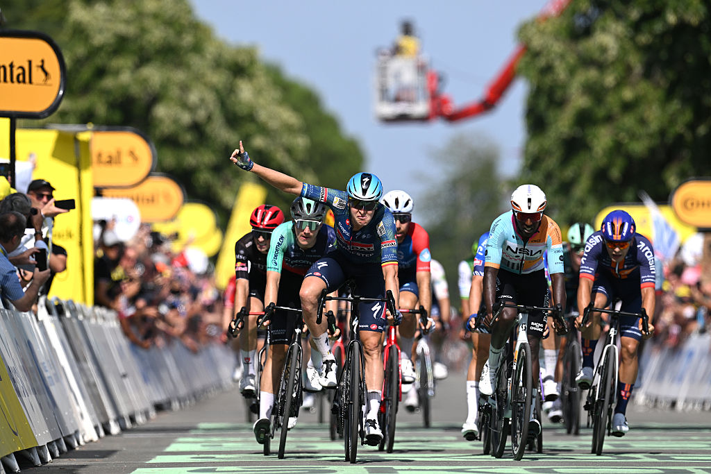 Tim Merlier wins stage 8 of the Tour de France 2026