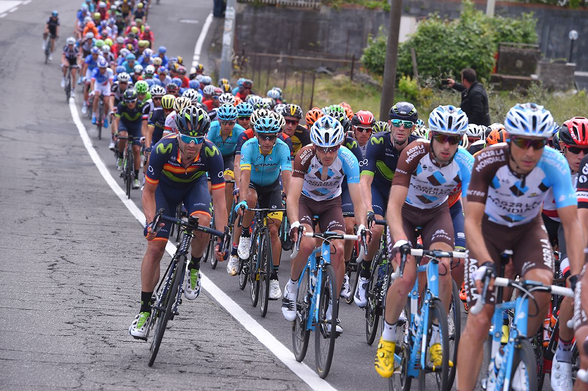The pack on the Giro's fifth stage
