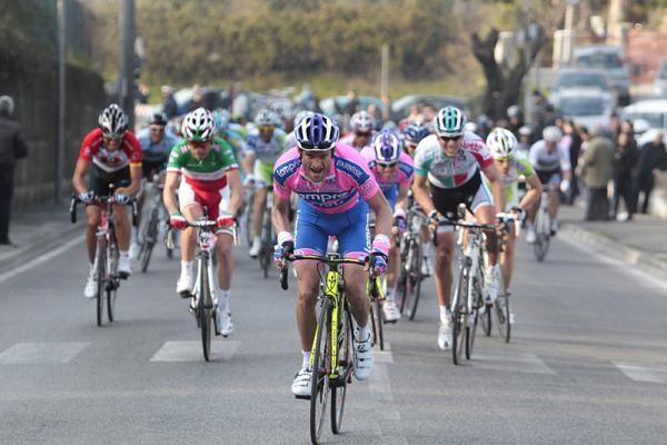 Michele Scarponi (Lampre - ISD) attacks, splitting the field