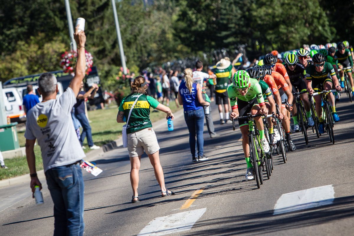 The Cannondale-Drapac led peloton isn't interested in grabbing a drink at the feed zone