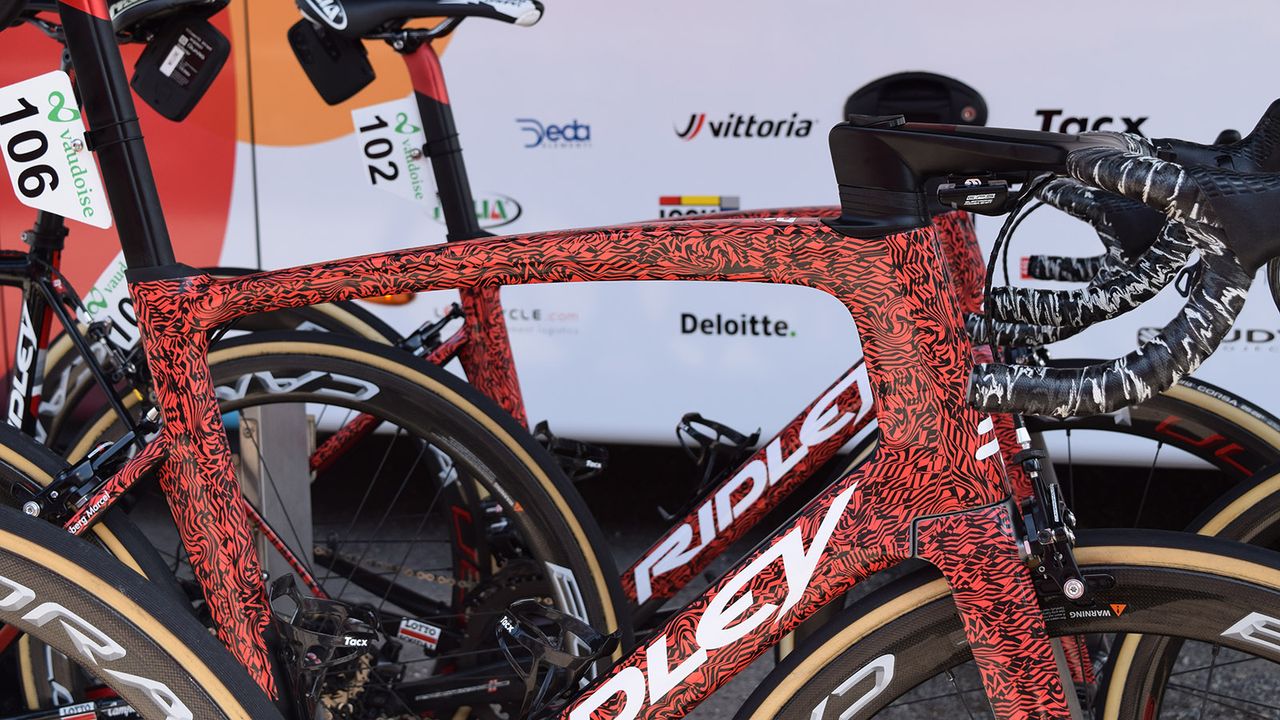 The fork crown is notably different from the current Ridley Noah