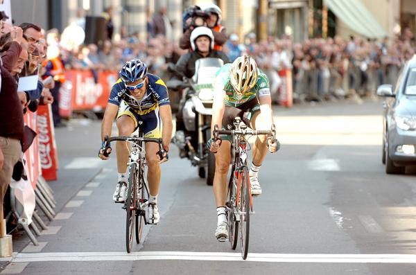 Bert Scheirlinckx (Landbouwkrediet) beats Marco Marcato (Vacansoleil) to win the 2011 GP Pino Cerami.