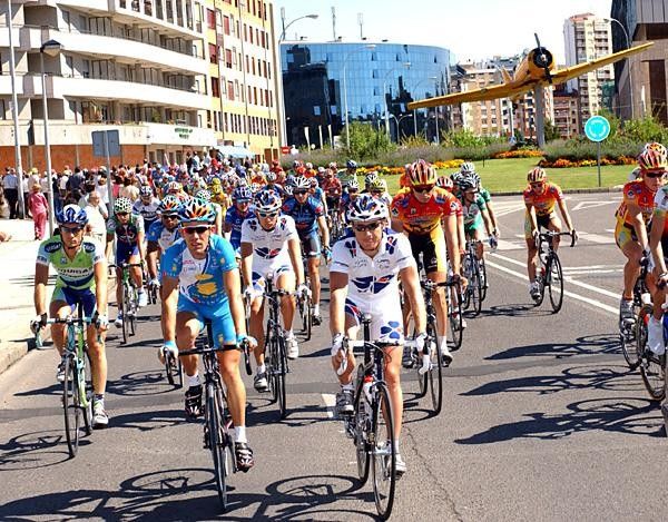 Rolling through Leon for the start
