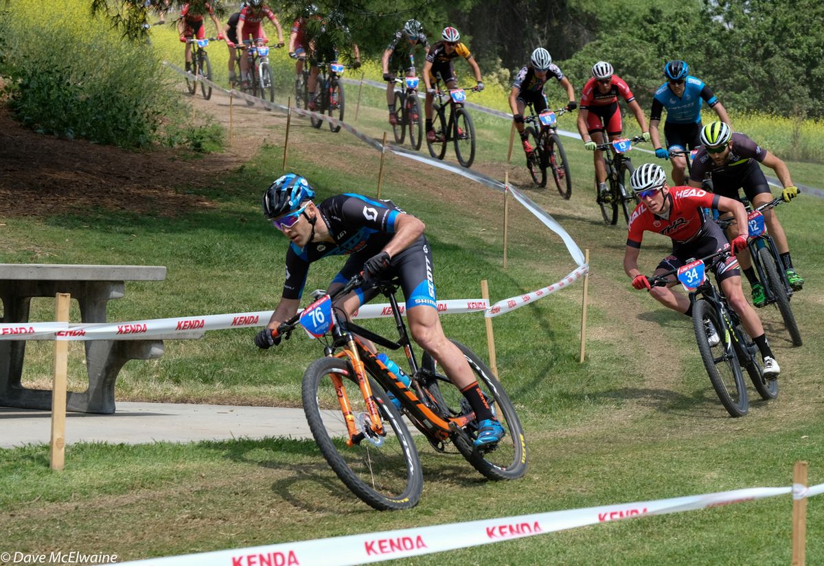 Geoff Kabush (Scott) descending on the starting loop.