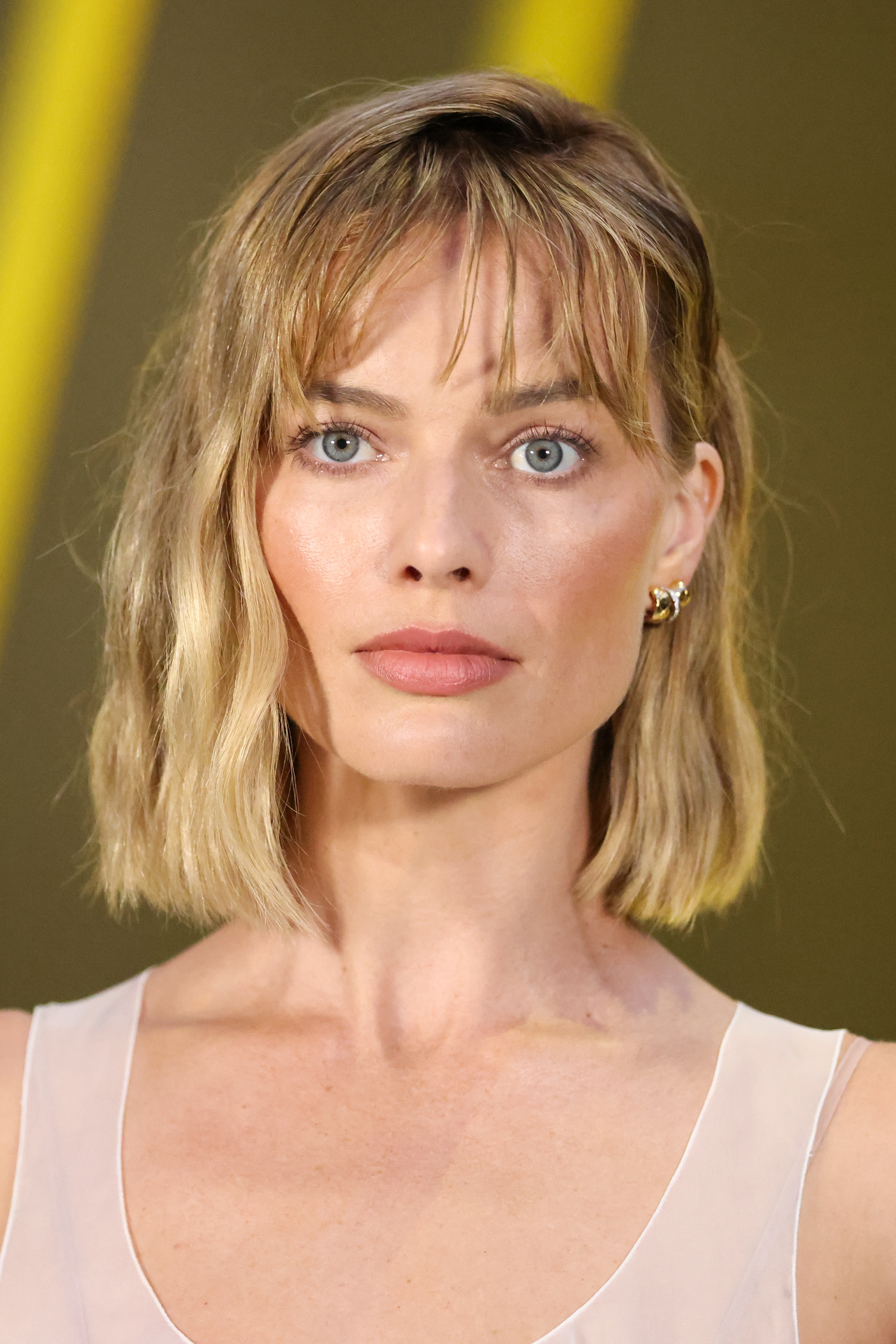 Margot Robbie with a new bob haircut at Chanel AW25 show