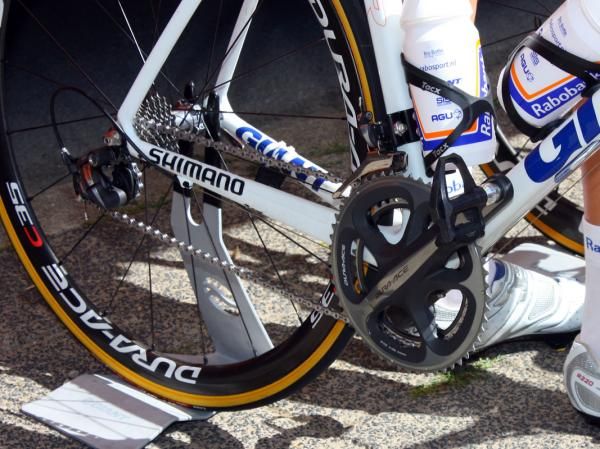 Rabobank riders are split between mechanical and electronic Shimano Dura-Ace groups.