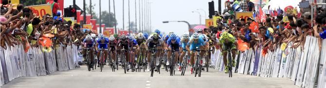 The bunch sprint saw riders lined across the road on stage 4 at Tour de Langkawi