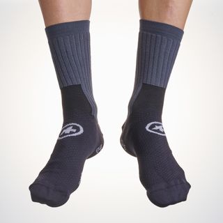 Male cyclist wearing the Assos Trail T3 cycling socks