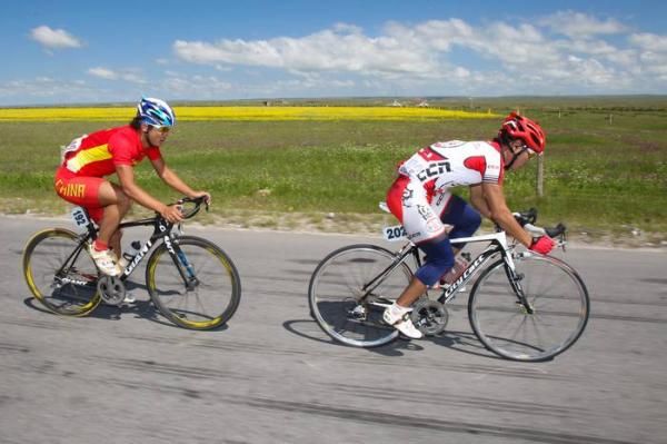Wu Shengjun (Qinghai) leads Jiang Kun (China) in an attempt to reach the break.