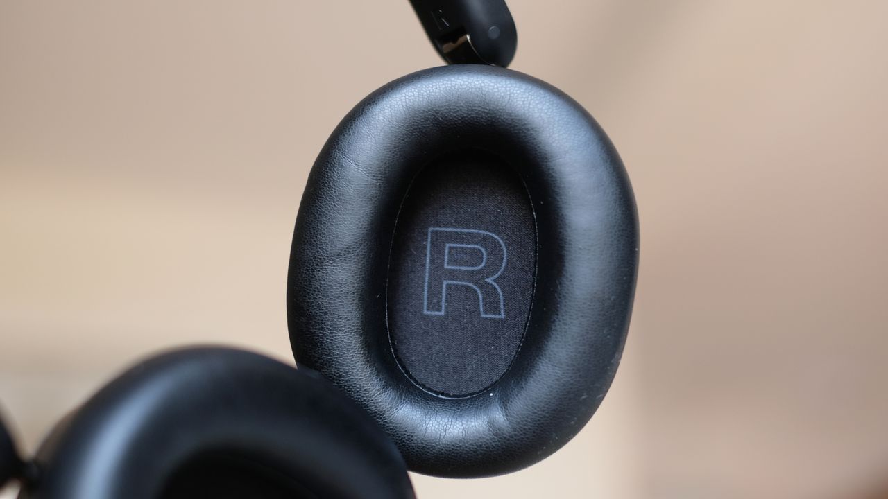 Photograph of FiiO EH13 black headphones