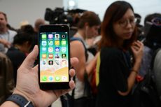 Hand holding an iphone 8