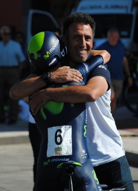 Valverde hugs his DS, Txente Garc&iacute;a Acosta