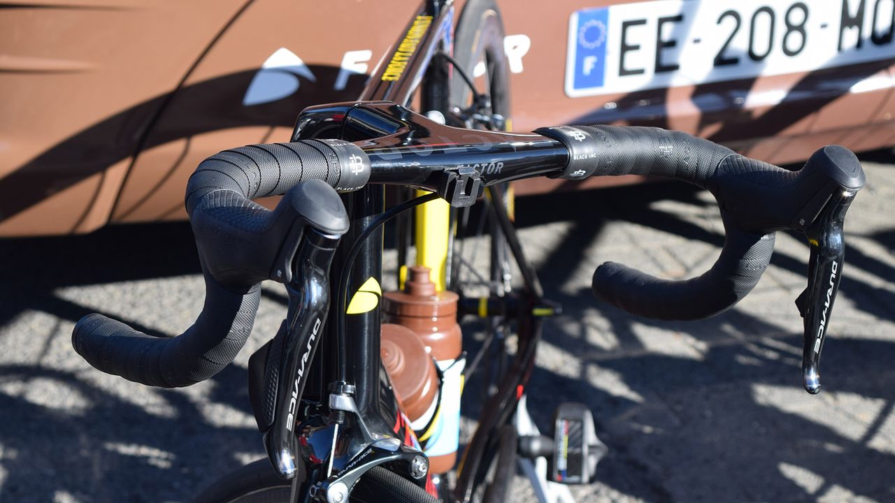 The Factor ONE comes with an integrated handlebar/stem cockpit setup and is paired with Shimano Dura-Ace R9150 levers