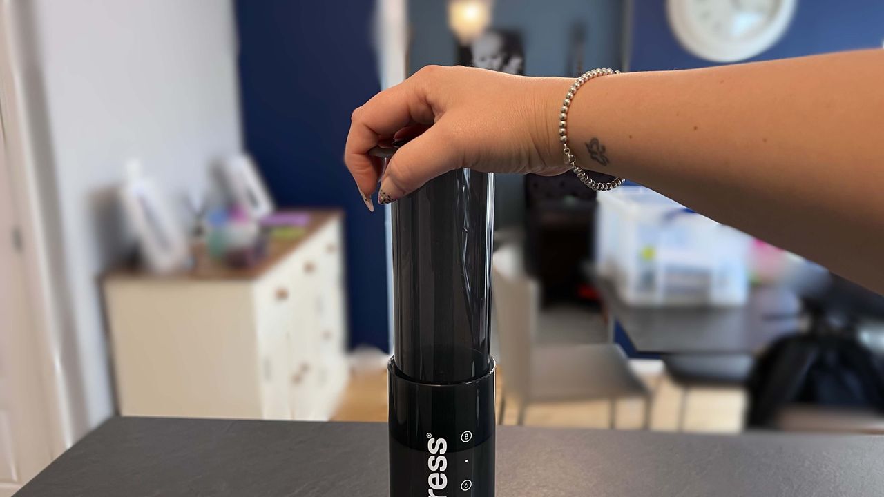 slowly pushing down the plunger on the aeropress xl