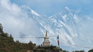 Tengzing Norgay statue with Everest and Lhotse in the background