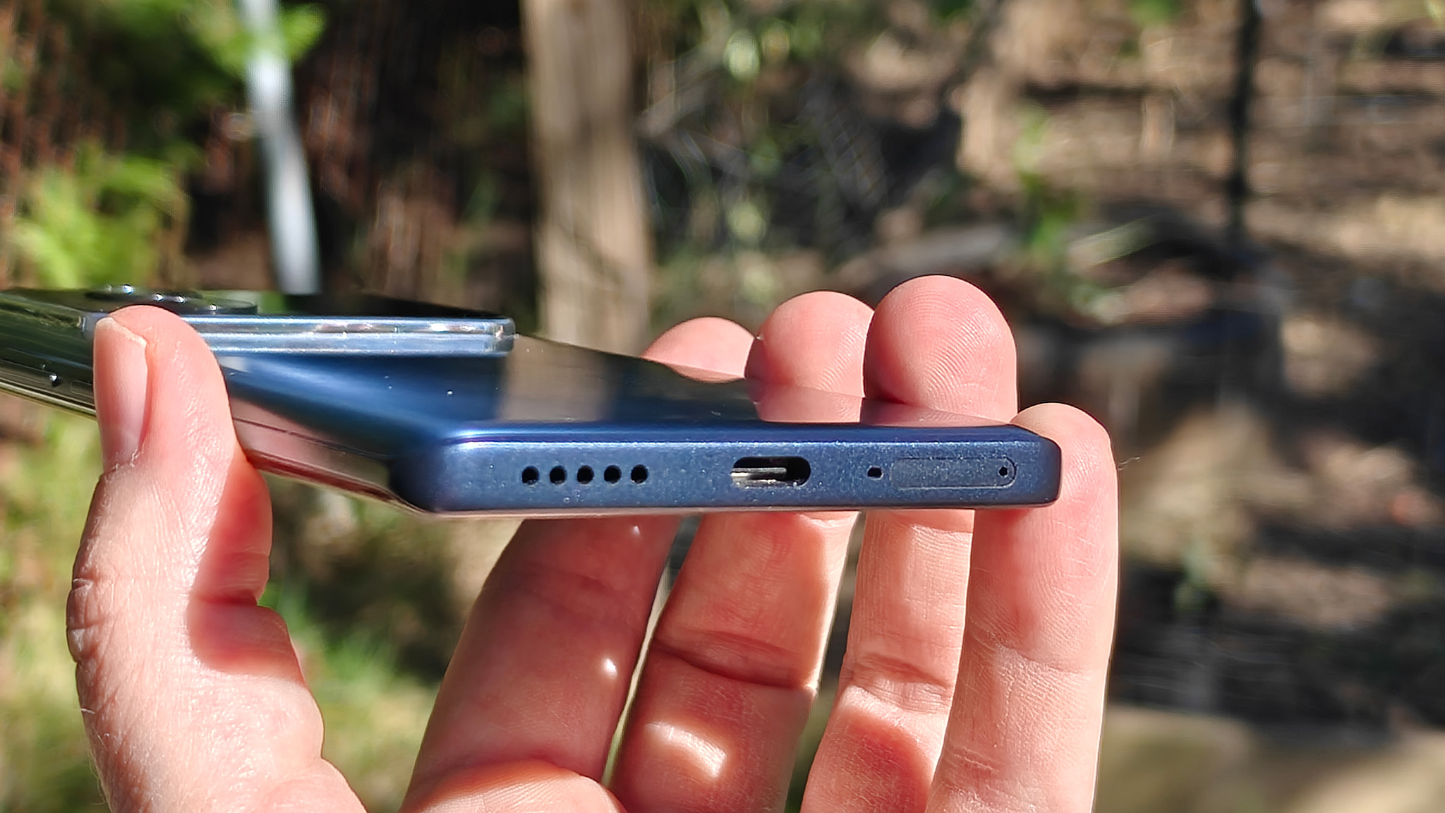 The bottom of the NUU B40 5G