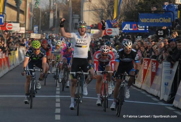 Matt Goss (HTC-Highroad) sprints to the stage 3 victory in Paris-Nice