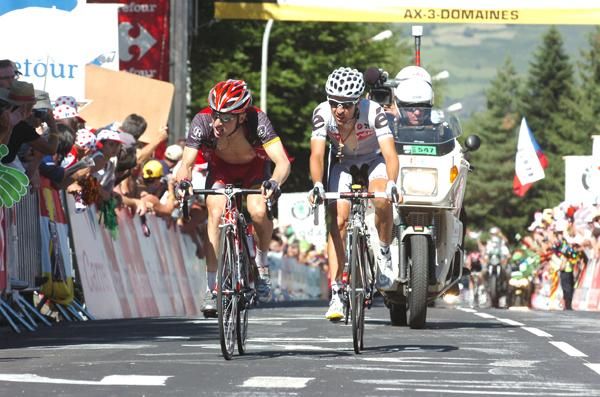 Leipheimer (Radioshack) leads Carlos Sastre (Cervelo)