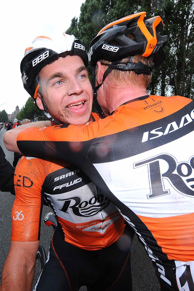 Berden de Vries congratulates teammate Dylan Groenewegen on the win.
