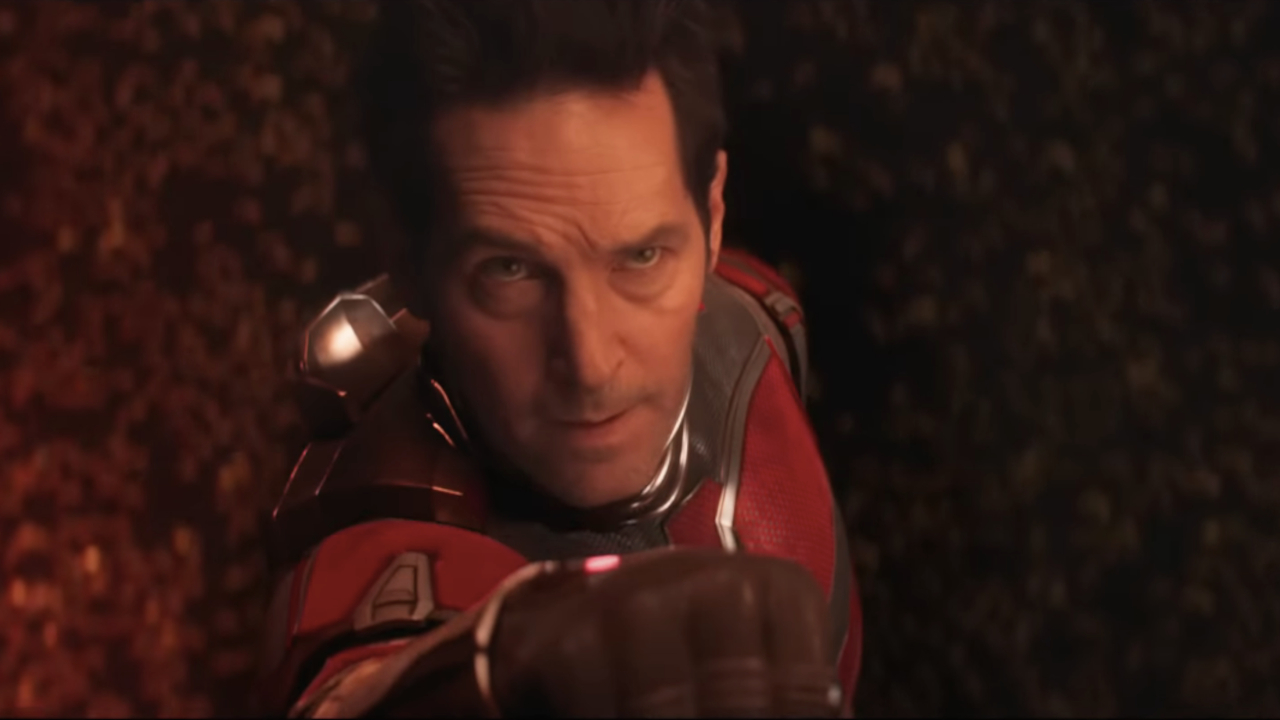 Paul Rudd Vise La Caméra Avec Son Poing Dans Ant-Man And The Wasp: Quantumania.