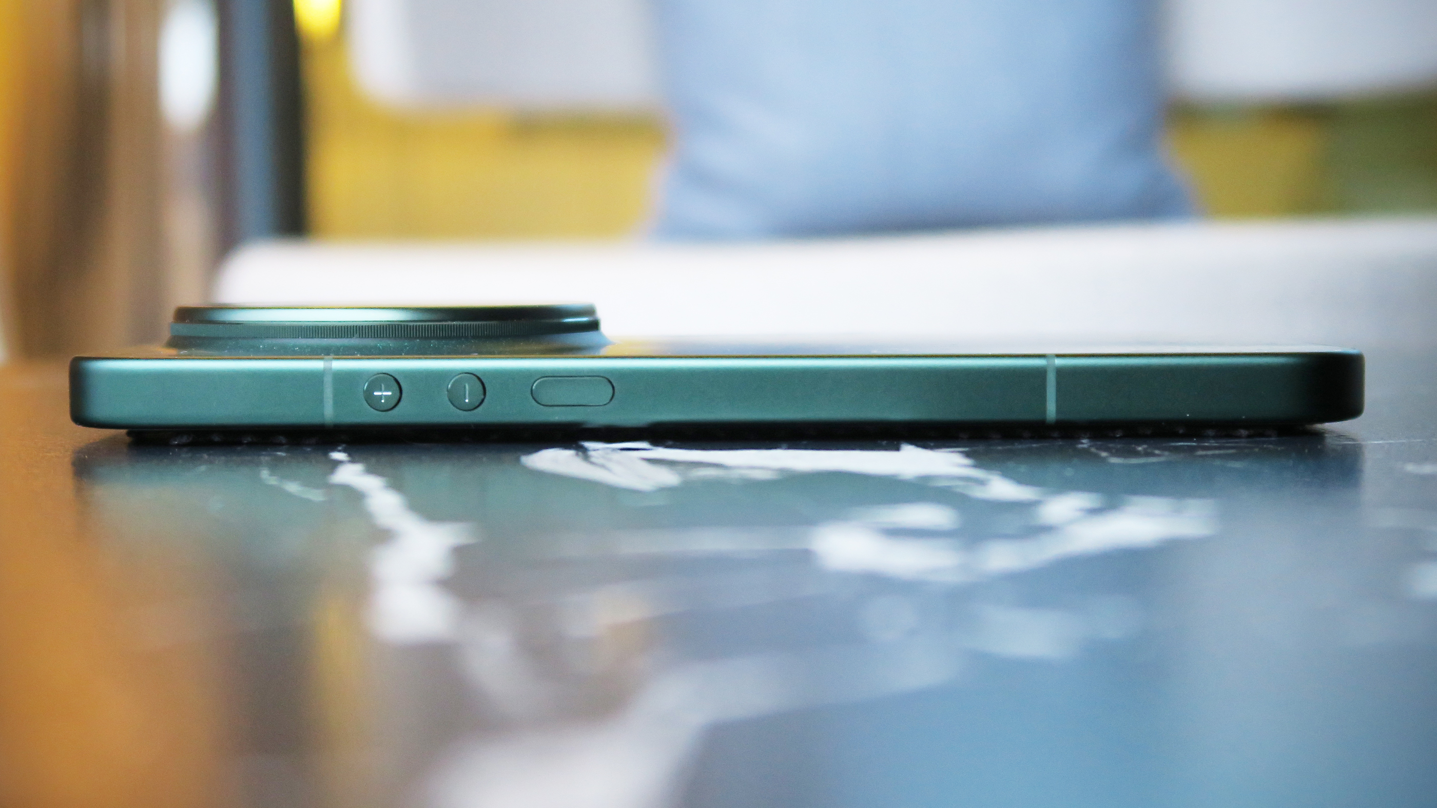 Xiaomi 17 Ultra hands on side