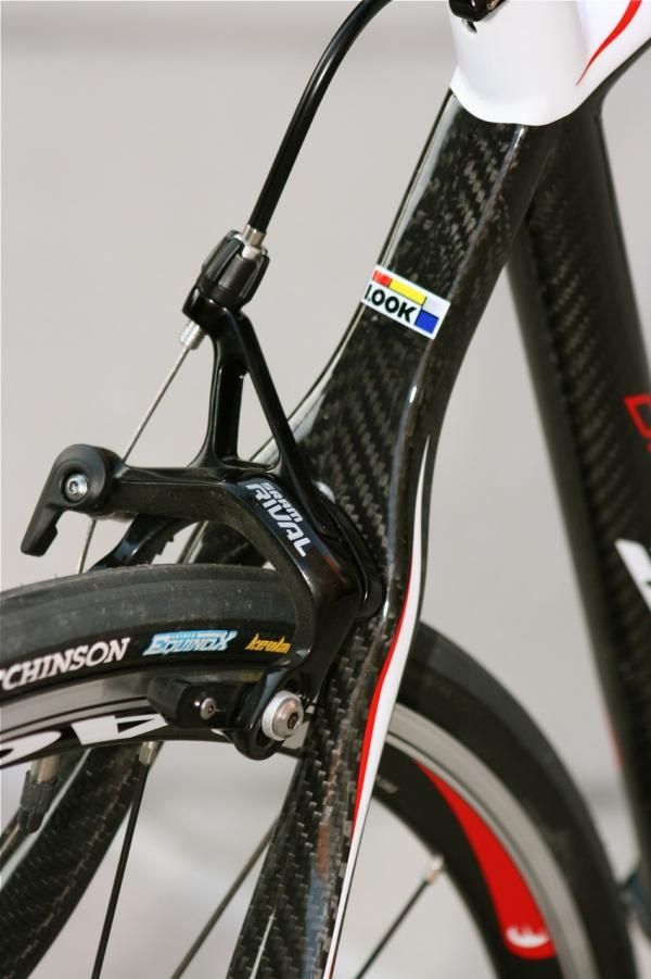 Look uses a wishbone seat stay on most of its road models.
