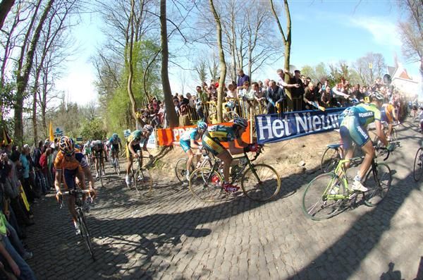 David Boucher [centre] climbing the Muur van Geraardsbergen.