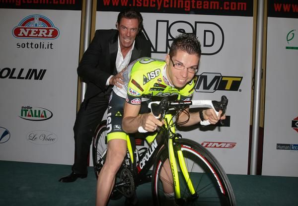 A bit of horseplay with Mario Cipollini and Giovanni Visconti.