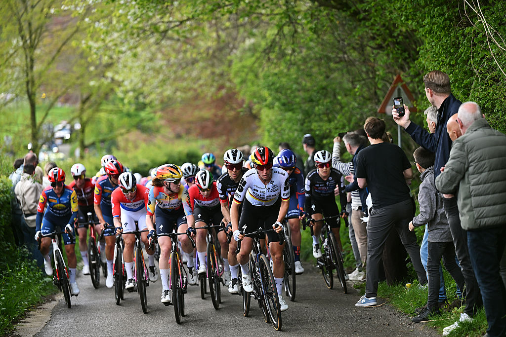 Amstel Gold Race Ladies Edition LIVE: A breakaway of three riders has been caught as the race reaches the closing circuit