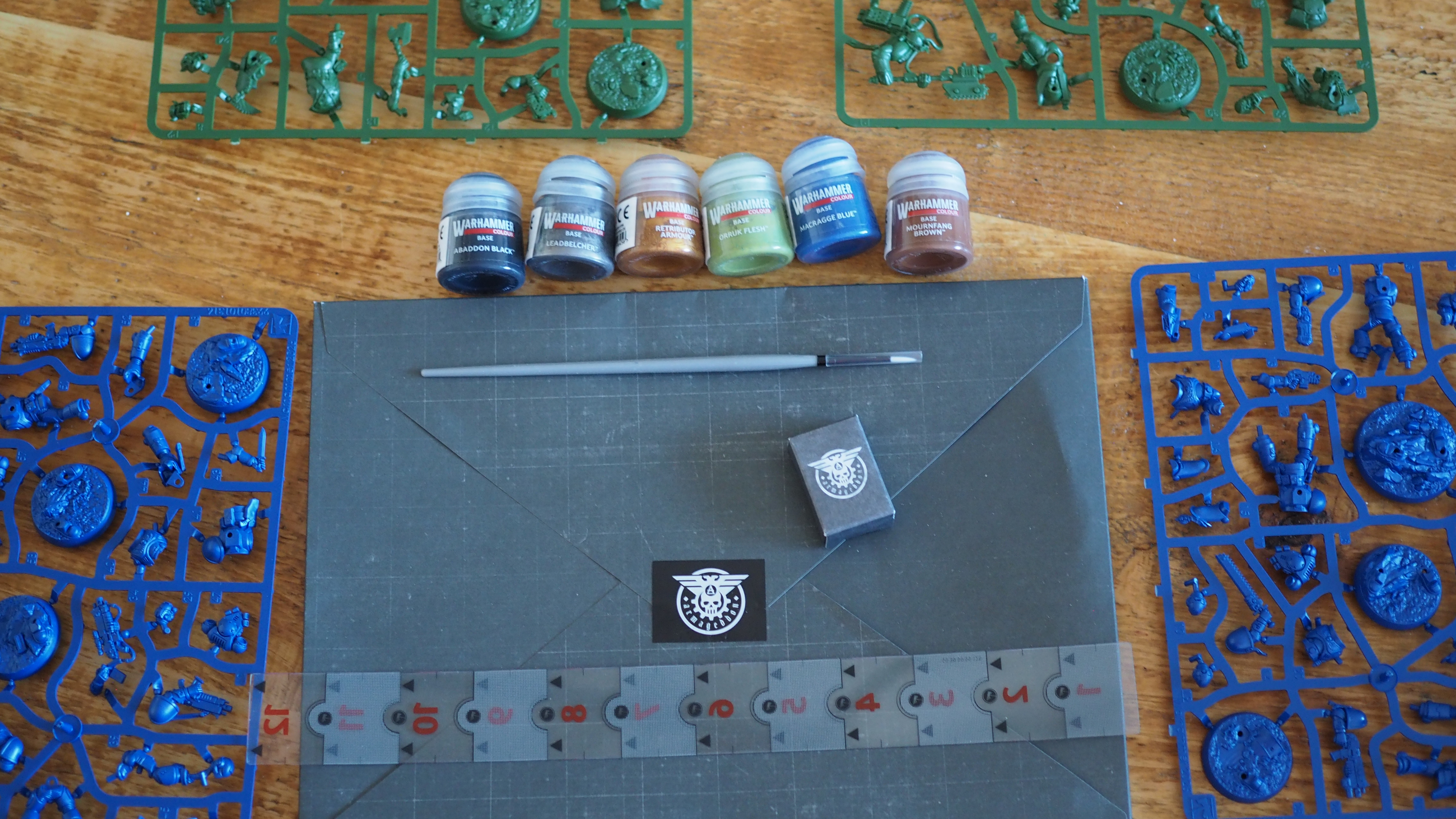 Warhammer 40,000 Introductory Set contents laid out on a wooden surface