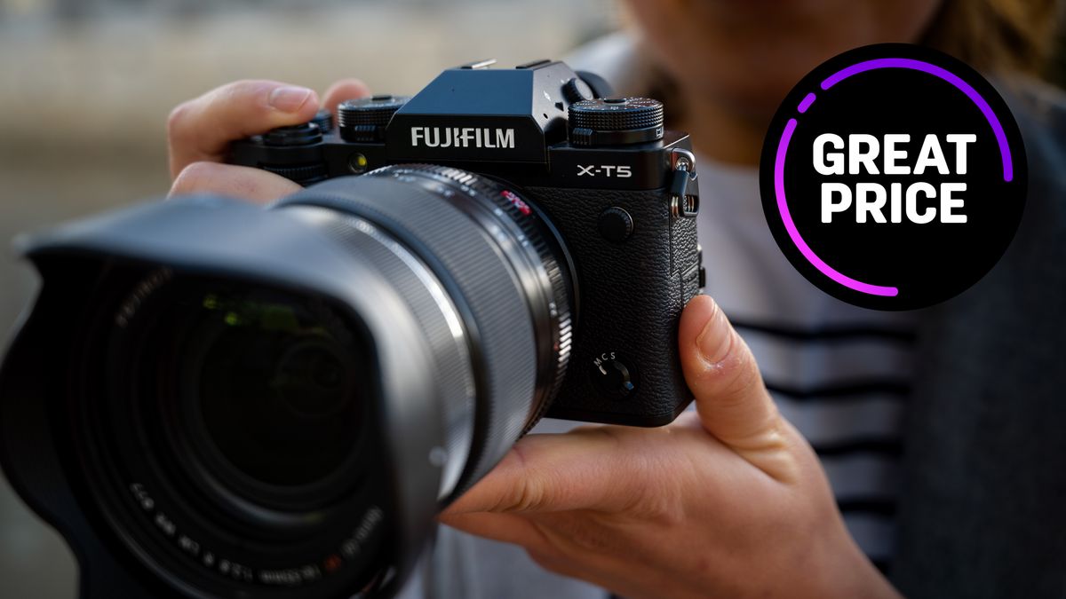 Fujifilm X-T5 being held by DCW reviewer