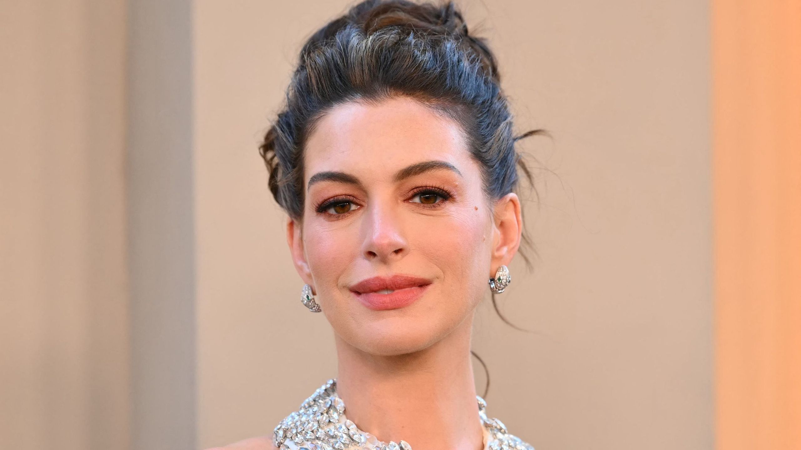 Anne Hathaway Rejects All-White Interiors, Breaking a 'Cardinal Color Rule' with Her Masterful Seating Twist