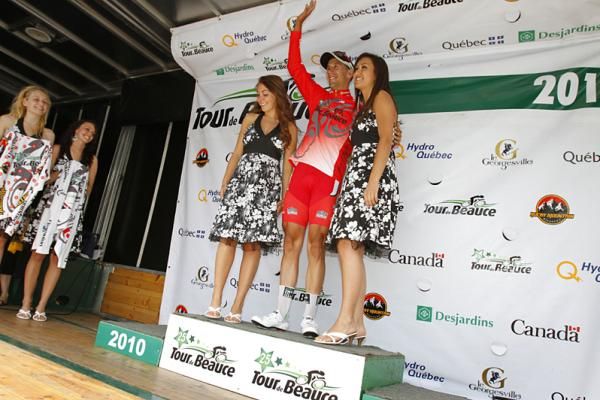Overall leader after two stages, Rafael Serrano Hernandez (Heraklio-Murcia), also got to wear the red jersey on the podium.