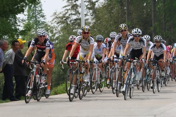 The bunch chases Valentina Bastianelli (Top Girls Fassa Bortolo - Ghezzi)