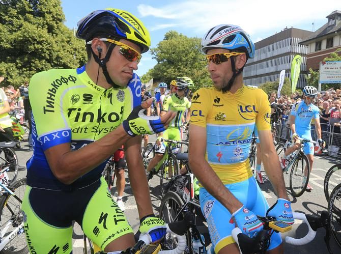 Contador chats with race leader Vincenzo Nibali at the start of stage 3