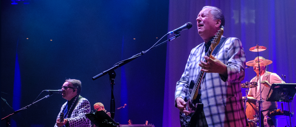 Squeeze onstage at London&#039;s Roundhouse