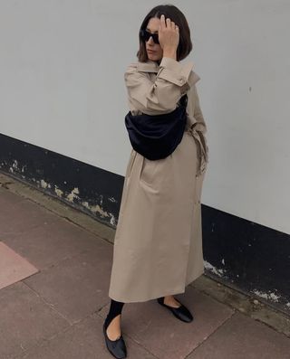 Basics to Wear With Leggings: @lusyalston_ wears a pair of leggings with ballet flats and a trench coat