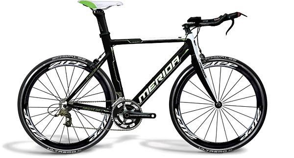 The Warp 9 features carbon forks and FSA BR-RO-6020 brakes.