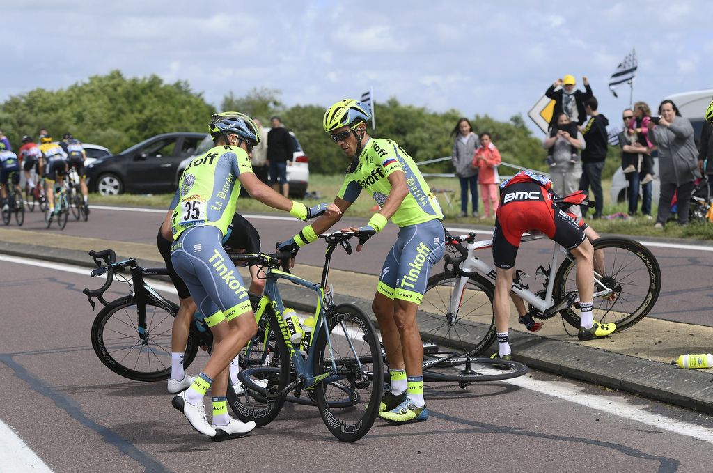 Robert Ki&scaron;erlovski gives Alberto Contador his bike after the crash
