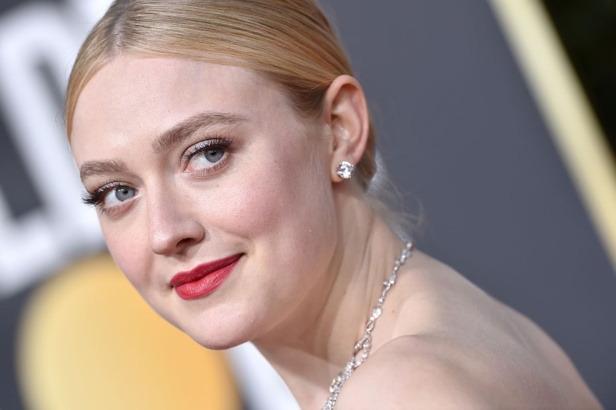 我們的預測？達科塔·範甯 (Dakota Fanning) 的客廳壁紙將成為 2024 年的大趨勢之一