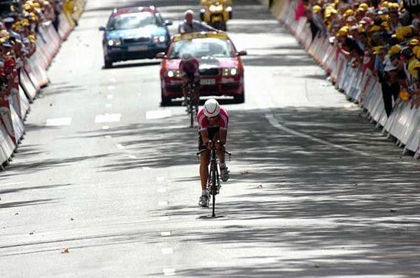 Serguei Gonchar (T-Mobile) comes up the straight, with Kessler following