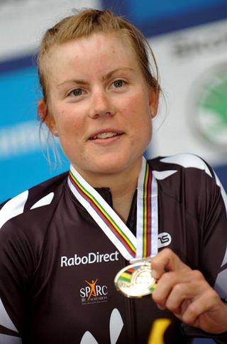 Linda Villumsen (New Zealand) with the silver medal