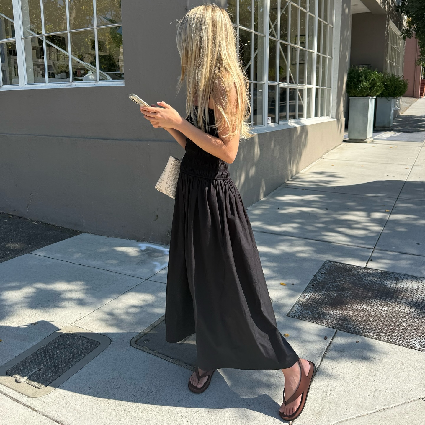 An image of @caitlinburnhamm wearing chocolate brown sandals, one of the biggest sandal colour trends of 2026.