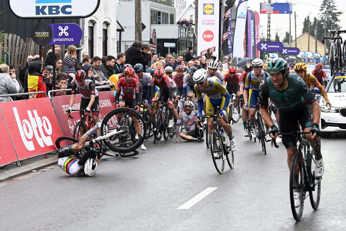 De Brabantse Pijl - La Fleche Brabanconne 2022 - 62nd Edition - Leuven - Overijse 205,1 km - 13/04/2022 - Crash - Team Car - Julian Alaphilippe (FRA - Quick-Step Alpha Vinyl Team) - Larry Warbasse (USA - AG2R Citroen Team) - photo Vincent Kalut/PN/SprintCyclingAgency&Acirc;&copy;2022